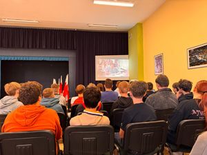 Policjant prowadzi spotkanie edukacyjne.