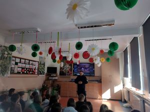 Policjant prowadzi spotkanie edukacyjne.