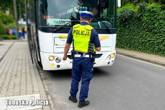 Bezpieczna podróż zaczyna się jeszcze przed odjazdem – policyjne kontrole autokarów