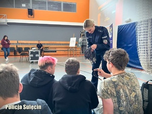 Policjantka rodzaje młodzieży smycze.