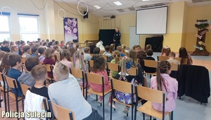 Dzielnicowi prowadzi spotkanie edukacyjne dla dzieci.