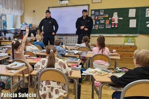 Policjanci prowadzą spotkanie edukacyjne w klasie.