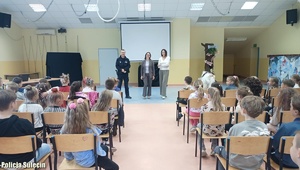 Dzielnicowi prowadzi spotkanie edukacyjne dla dzieci.