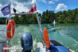 Policyjna łódź podczas patrolu wodnego.