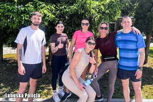 Policjanci w strojach sportowych po biegu dla Laury.