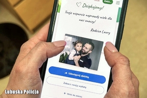 Telefon z otwartą stroną rzutki na rzecz dziewczynki.