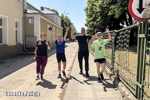 Policjanci i pracownicy w trakcie biegu.