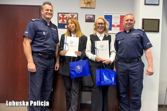 Komendanci sulęcińskiej jednostki i pracowniczki banku pozują do wspólnego zdjęcia.