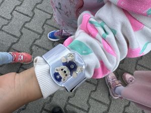 Dziecięca rączka z odblaskową opaską.