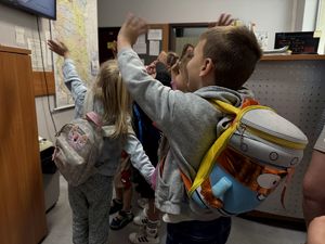 Dzieci zwiedzają stanowisko kierowania.