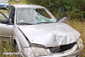 Osobowa mazda z uszkodzeniami po zdarzeniu drogowym.