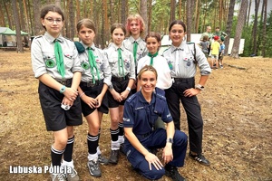 Policjantka pozuje do wspólnego zdjęcia z harcerkami.