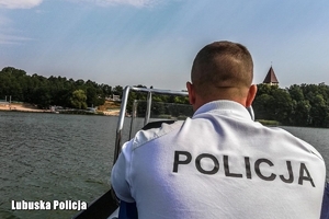 Policjant podczas służby na wodzie.