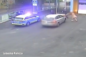 Policjanci, rodzicie i dziewczynka przed budynkiem szpitala.