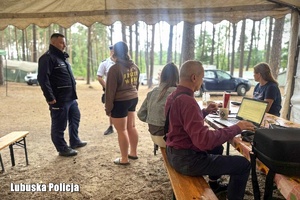 Policjanci i pracownicy Sanepidu podczas kontroli obozu harcerskiego.