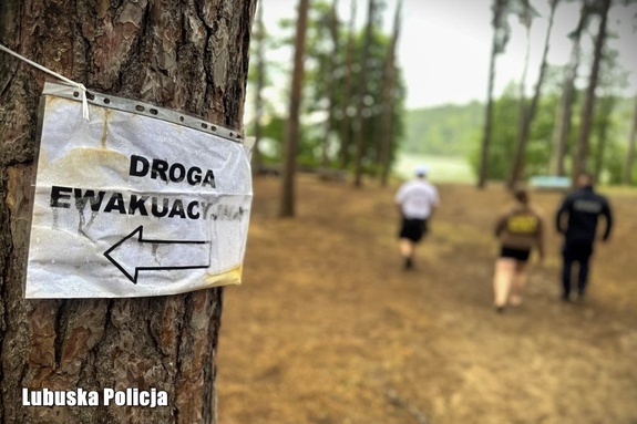 Dzielnicowy czuwa nad bezpieczeństwem harcerzy