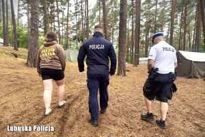 Policjanci wraz z panią komendant wizytują obóz harcerski.