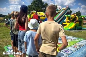 Dzieci grają w wielkoformatową grę.