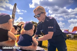 Policjantka rozkłada odblaski.