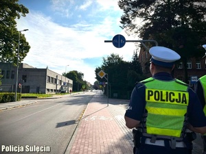 Policjanci obserwują ruch.