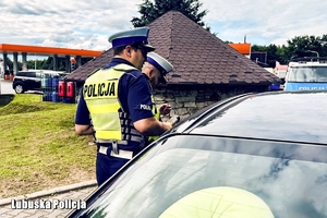 Policjanci podczas kontroli drogowej pojazdu.