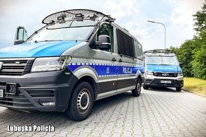 Policyjne radiowozy typu bus.