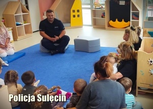 Policjant prowadzi spotkanie edukacyjne w żłobku.