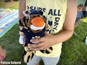 Chłopiec trzyma w dłoniach maskotkę Lupo.