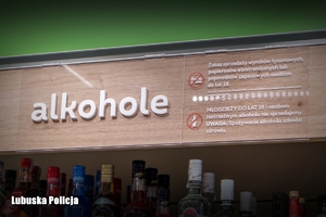 Półka sklepowa z napisem alkohole.
