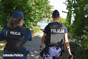 Policjanci podczas patrolu parku.