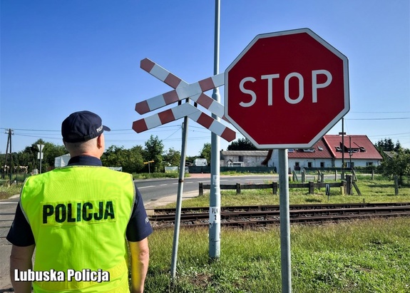 Policjanci dbają o wakacyjne bezpieczeństwo na przejazdach kolejowych