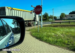 Ciężarówka przejeżdżająca przez przejazd kolejowy.