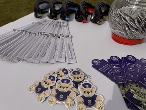 odblaski w kształcie misiów leżące na stoisku promocyjnym sulęcińskiej policji