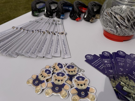 odblaski w kształcie misiów leżące na stoisku promocyjnym sulęcińskiej policji