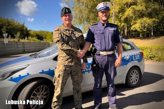 BRATERSKA WSPÓŁPRACA I OBYWATELSKA CZUJNOŚĆ - POLICJANT I ŻOŁNIERZ PO SŁUŻBIE ZATRZYMALI NIETRZEŹWEGO KIEROWCĘ.