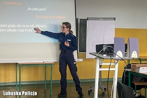 Policjantka prowadzi spotkanie edukacyjne na temat hejtu.