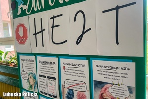 Tablica szkolna z hasłami zapobiegającymi hejtowi.