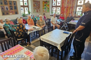 Policjant prowadzi spotkanie edukacyjne dla seniorów.