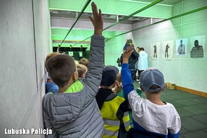 Dzieci na strzelnicy policyjnej.
