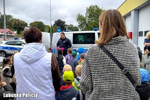 Dzieci na placu komendy.