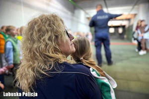 Policjanci i dzieci na strzelnicy.
