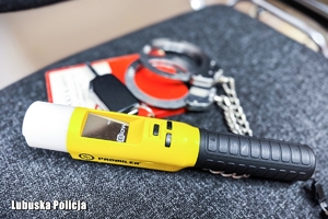 Urządzenie Iblow, kajdanki, kluczyki samochodowe i kodeks karny.