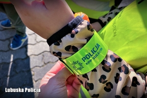 odblask na ręku dziecka