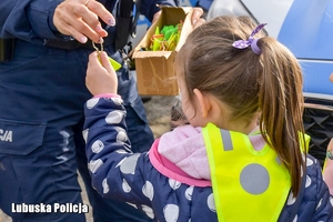dziecko z kamizelką odblaskową
