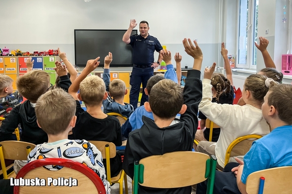 Policjanci rozmawiali z uczniami o przemocy rówieśniczej
