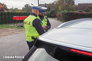 policjanci podczas kontroli drogowej