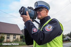 policjant z miernikiem prędkości