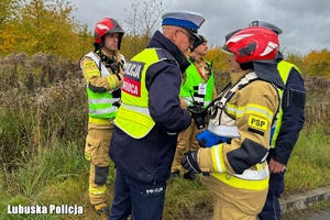 strażacy i policjanci stoją