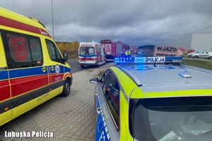 radiowóz policyjny i karetka pogotowia