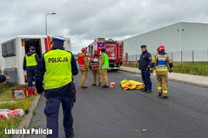 policjanci i strażacy na miejscu działań